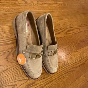 Elegant Beige Loafers with Gold Accent